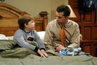 Two and a Half Men – Alan (Jon Cryer, r.) versucht seinem Sohn Jake (Angus T. Jones, l.) zu erklären, dass er in seiner Kindheit einem bösen Streich zum Opfer fiel ...