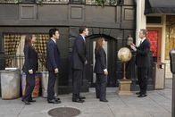 How I Met Your Mother – Als sich Barney für eine Frau oder seine Anzüge entscheiden muss, kann er an nichts anderes mehr als an die eleganten Dinger denken: Ted (Josh Radnor, 2.v.l.), Robin (Cobie Smulders, l.), Barney (Neil Patrick Harris, r.), Lily (Alyson Hannigan, 2.v.r.) und Marshall (Jason Segel, M.) ...