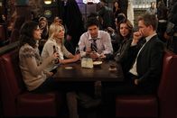 How I Met Your Mother – Zoey (Jennifer Morrison, 2.v.l.) verschafft Ted (Josh Radnor, M.) ein Date mit ihrer Cousine. Doch als Barney (Neil Patrick Harris, r.), Lily (Alyson Hannigan, 2.v.r.) und Robin (Cobie Smulders, l.) mitbekommen, wie naiv sie ist nennen sie nur noch Honey.