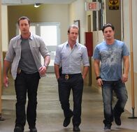 Hawaii Five-0 – Bei den Ermittlungen in einem neuen Mordfall werden Steve (Alex O'Loughlin, l.) und das Team von Dannys Neffen Eric (Andrew Lawrence, r.) begleitet, da seine alleinerziehende Mutter mit ihm überfordert ist und Danny (Scott Caan, M.) hofft, ihm so zu zeigen, worauf es im Leben wirklich ankommt ...