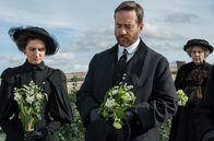 Howards End – v.l.n.r. Evie Wilcox (Bessie Carter), Henry Wilcox (Matthew Macfadyen) und Miss Avery (Sandra Voe).