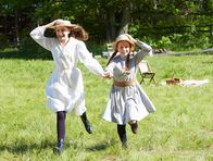 Anne auf Green Gables – Von links: Diana Barry (Julia Lalonde) und Anne Shirley (Ella Ballentine).