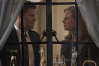 Bones - Die Knochenjägerin – Booth (David Boreanaz, l.); Dr. Brennan (Emily Deschanel, r.)