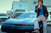 Knight Rider – (2. Staffel) - Kämpfen gemeinsam gegen das Böse: Michael Knight (David Hasselhoff) und sein Super-Auto K.I.T.T ...