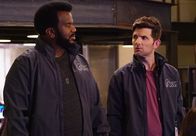 Ghosted – Leroy (Craig Robinson, l.) und Max (Adam Scott, r.) müssen in einem verlassenen Sanatorium ermitteln, als zwei Hobby-Geisterjäger mit einem echten paranormalen Phänomen in Berührung kommen ...