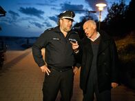 Reiff für die Insel – Mit Unterstützung von Insulaner wie Helge (Dietrich Hollinderbäumer, re.) will Inselpolizist Thies (Jan-Gregor Kremp) einem Gaunerduo das Handwerk legen.