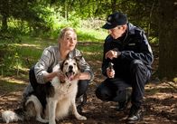 Reiff für die Insel – Katharina (Tanja Wedhorn) und der Inselpolizist Fiete (Andreas Schmidt) sind einem Killer auf der Spur.