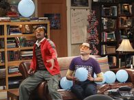The Big Bang Theory – Verbringen einen ganz besonderen Abend miteinander: Sheldon (Jim Parsons, r.) und Raj (Kunal Nayyar, l.) ...