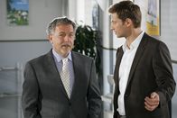 Die Rosenheim-Cops – Kommissar Hansen (Igor Jeftic, r.) hält den undurchsichtigen Stangelmeier (Michele Oliveri, l.) für tatverdächtig.