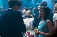 Die Entdeckung der Unendlichkeit – Gleich bei ihrer ersten Begegnung auf einer Party knistert es zwischen dem Physiker Stephen (Eddie Redmayne) und der Romanistin Jane (Felicity Jones).