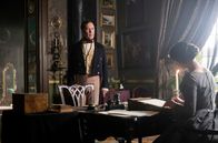 Victoria – Leopold (Alex Jennings, l.) und Victoria (Jenna Coleman).