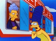 Die Simpsons – Marge ist empört, dass Mrs. Skinner ihr Konkurrenz machen will.