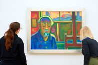 Karl Schmidt-Rottluff: Leidenschaft und Rebellion – Er war ein Rebell der Farbe: Karl Schmidt-Rottluff gehört zu den prägenden Figuren des Expressionismus. (Bild: „Im Atelier“ aus dem Jahr 1950)