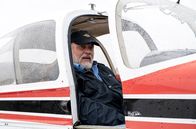 Die Küstenpiloten – Hauke (Jan-Gregor Kremp) hat Grauen Star und dürfte nicht mehr fliegen.; ARD Degeto DIE KÜSTENPILOTEN - KLEINE SCHWESTER, GROSSER BRUDER Uhr im ERSTEN. Hauke (Jan-Gregor Kremp) hat Grauen Star und dürfte nicht mehr fliegen.