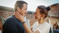 Mensch Mutti! – Neue Liebe, alte Heimat: Pariserin Serafina (Frida-Lovisa Hamann) und Mike (Marc Benjamin).