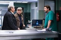 Rentnercops – Rechtsmedizin: Dr. Oliver Körfer (Peter Trabner, r.) hat Neuigkeiten für Edwin (Tilo Prückner, M.) und Günter (Wolfgang Winkler, l.).