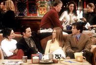 Friends – Rachel (Jennifer Aniston, 2.v.r.) muss zu einer Wohltätigkeitsveranstaltung, doch fehlt ihr noch der passende Begleiter. Monica (Courteney Cox, l.) und Chandler (Matthew Perry, 2.v.l.) meinen, den richtigen Mann für sie auf Lager zu haben.