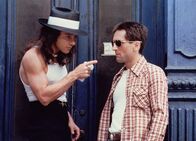 Taxi Driver – Der skrupellose Zuhälter Sport (Harvey Keitel) rät Travis (Robert De Niro, r.) eindringlich, sich nur um seine eigenen Angelegenheiten zu kümmern.