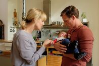 In aller Freundschaft – Dr. Lea Peters (Anja Nejarri) ist bereit für ihren ersten Arbeitstag nach ihrer Pause. Jenne Derbeck (Patrick Kalupa), der Vater von Leas Baby, wird sich um den Kleinen kümmern.