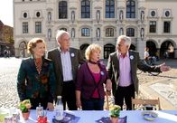 Rote Rosen – ARD ROTE ROSEN FOLGE 1845 Uhr im ERSTEN. Johanna (Brigitte Antonius, l.) kann es nicht lassen, Thomas´ (Gerry Hungbauer, r.) Wahlkampf mit ihren Methoden zu unterstützen (mit Klaus Mikoleit, 2.v.l. und Madeleine Lierck-Wien, 2.v.r.).