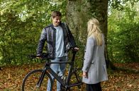 Sturm der Liebe – Alicia (Larissa Marolt, r.) freut sich über den Überraschungsbesuch ihres Bruders Paul (Sandro Kirtzel, l.).