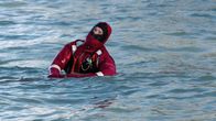 In Seenot – Trotz spezieller Schutzanzüge überlebt nur ein einziges Besatzungsmitglied der Lady Mary in den kalten Fluten des Atlantiks.
