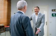 Sturm der Liebe – Werner (Dirk Galuba, vorne) und Christoph (Dieter Bach, hinten) sind hocherfreut, als sie erfahren, dass der Fürstenhof wieder in die Top 500 aufgenommen wird.