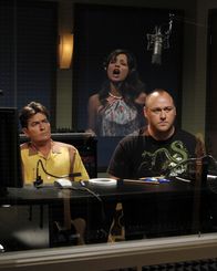 Two and a Half Men – Charlie (Charlie Sheen, l.) trifft seine Ex-Verlobte Mia (Emmanuelle Vaugier, M.) wieder, die Sängerin werden möchte. Da sie ihn offensichtlich noch liebt, will er ihr behilflich sein und geht mit ihr zu Lou (David Mattey, r.) ins Studio. Leider mit wenig Erfolg ...