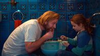 Petite Maman – Nelly (Joséphine Sanz) hilft ihrem Vater (l, Stéphane Varupenne) bei der Rasur des Bartes