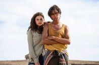 Barfuß durch Australien – Kira (Amira Demirkiran) und Jack (Tjiirdm McGuire) erleben ein Abenteuer im Outback.