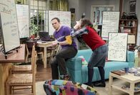 The Big Bang Theory – Beim Gemeinsein kriegen Sheldon (Jim Parsons ,l.) und Amy (Mayim Bialik, r.) die besten Ideen. Spornen sie sich so zu Höchstleistungen?