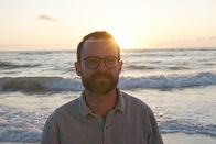 Deutschlands Naturwunder – Wissenschaftsjournalist Niklas Kolorz erkundet das Wattenmeer – ein Naturwunder im ständigen Wandel. Zwischen Sylt und Helgoland folgt er den Spuren der geologischen Geschichte der Nordseeküste.