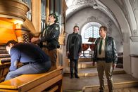 Hubert und Staller – Der Organist Wolfgang Otten liegt leblos auf den Tasten seines Instrumentes. Die Orgel dröhnt unverändert auf einem Akkord und Staller versucht gegen die lärmende Orgel anzubrüllen. Von links: Organist Wolfgang Otten (Komparse), Staller (Helmfried von Lüttichau), Kantor Rainer Bentzer (Andreas Ladwig) und Hubert (Christian Tramitz).