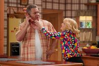 The Goldbergs – L-R: Murray Goldberg (Jeff Garlin) und Beverly Goldberg (Wendi McLendon-Covey)
