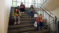Puls – Puls Glücksfresser Smartphone – Helfen Jugendlichen nur noch Verbote? Vier Schülerinnen auf einer Treppe, jede für sich in ihr Handy vertieft. Copyright: SRF
