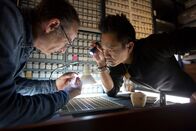 Spuren verlorener Städte mit Albert Lin – Akko, Israel - Dr. Albert Lin (R) beobachtet, wie Dr. Robert Kool von der israelischen Altertumsbehörde eine Münze aus der Kreuzfahrerzeit untersucht. (Blakeway Productions/National Geographic)