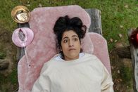 neoriginal: Loving Her – Hanna (Banafshe Hourmazdi) weiß nicht, was sie von der spirituellen Heilung halten soll. Ob sie so ihre Probleme los wird?