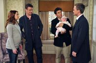 How I Met Your Mother – Lily (Alyson Hannigan, l.) und Marshall (Jason Segel, 2.v.l.) schließen nicht aus nach Long Island zu ziehen, während Barney (Neil Patrick Harris, r.) und Ted (Josh Radnor, 2.v.r) ganz andere Pläne schmieden ...