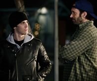 Gilmore Girls – Als Jess (Milo Ventimiglia, l.) plötzlich wieder bei Luke (Scott Patterson, r.) auf der Matte steht, will Luke seinen Neffen nicht wieder bei sich aufnehmen. Unterdessen treffen Paris und Lorelai Entscheidungen ihre Beziehungen betreffend ...