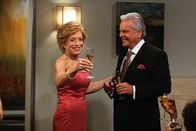 Two and a Half Men – Geben ihre Verlobung bekannt: Teddy (Robert Wagner, r.) und Evelyn (Holland Taylor, l.) ...