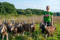 Heimatküche – Franziska Eigner aus Dießen am Ammersee mitten in der Ziegenherde.
