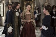 Versailles – (v.l.n.r.) Ludwig XIV. (George Blagden); Madame de Maintenon (Catherine Walker); Delphine (Marie Askehave)