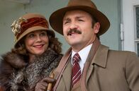 Seebad-Saga – Therese Madsen (Anne Louise Hassing, l.) und Georg Madsen (Lars Ranthe, r.).