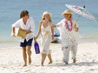 Das Traumhotel – SWR Fernsehen DAS TRAUMHOTEL - STERNE ÜBER THAILAND Uhr. Dorothea (Ruth Maria Kubitschek, re.) organisiert mit Leonie (Miriam Morgenstern) und ihrem Freund Niko (Andreas Tobias) eine Strandparty.