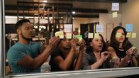 The Rookie – Nyla Harper (Mekia Cox, 2. v. l.) und ihr Mann Bobby (Brandon Black, l.) haben zusammen mit Lucy (Melissa O'Neil, 2. v. r.) und Angela Lopez (Alyssa Diaz, r.) einen Plan ausgeheckt, um Tim eine beruflich spannendere Position zu verschaffen.