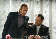 Elementary – Gespräche über alte Zeiten: Sherlock (Jonny Lee Miller, r.) und sein Bruder Mycroft (Rhys Ifans, l.) ...