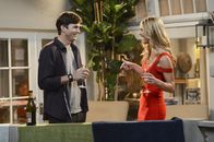Two and a Half Men – Walden (Ashton Kutcher, l.) hat ein Date mit Nadine (Kate Lang Johnson, r.), die er auf einer Geschäftsveranstaltung kennengelernt hat. Durch einen dummen Zufall bricht sie sich das Bein, und Walden kümmert sich fortan um sie ...
