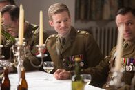 Father Brown – Lieutenant Anthony Graham (Steven Miller) spricht bei einer Feier für die gefallenen Soldaten in höchsten Tönen von St. Clare.