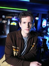 It's Always Sunny in Philadelphia – (1. Staffel) - Dennis (Glenn Howerton) ist der Zwillingsbruder von Dee und Mitbesitzer des Paddy's. Er legt besonderen Wert auf seine Kleidung und ist nach seiner eigenen Einschätzung unwiderstehlich ...