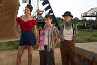 American Horror Story – Amazone Eve (Erika Ervin, l.), Ma Petite (Jyoti Amge, 2.v.l.), Jimmy Darling (Evan Peters, 2.v.r.) und Paul Seal (Mat Fraser, r.) wissen, dass die guten Zeiten für Freak Shows schon lange vorbei sind, doch ihre Direktorin glaub noch immer daran, ihre Show retten zu können - koste es, was es wolle ...